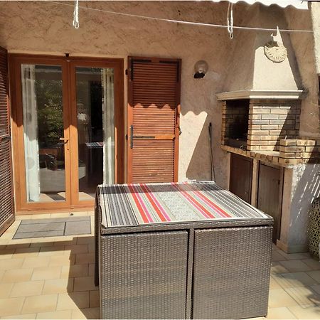 Villa club Sanary dans résidence fermée et arborée 10min a pied de la plage Esterno foto