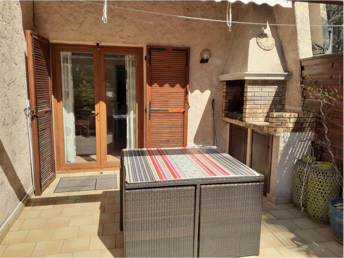 Villa club Sanary dans résidence fermée et arborée 10min a pied de la plage Esterno foto